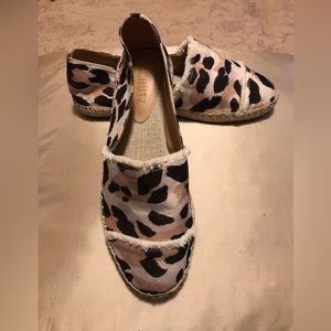 Schutz Ohanna Espadrilles in Canvas Animal Print. Size 7M. NWT.